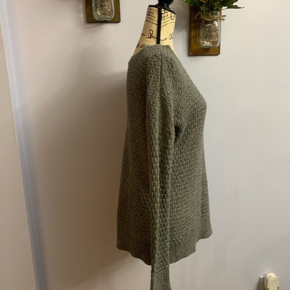 American Eagle Outfitters v neck pullover - Picture 2 of 9